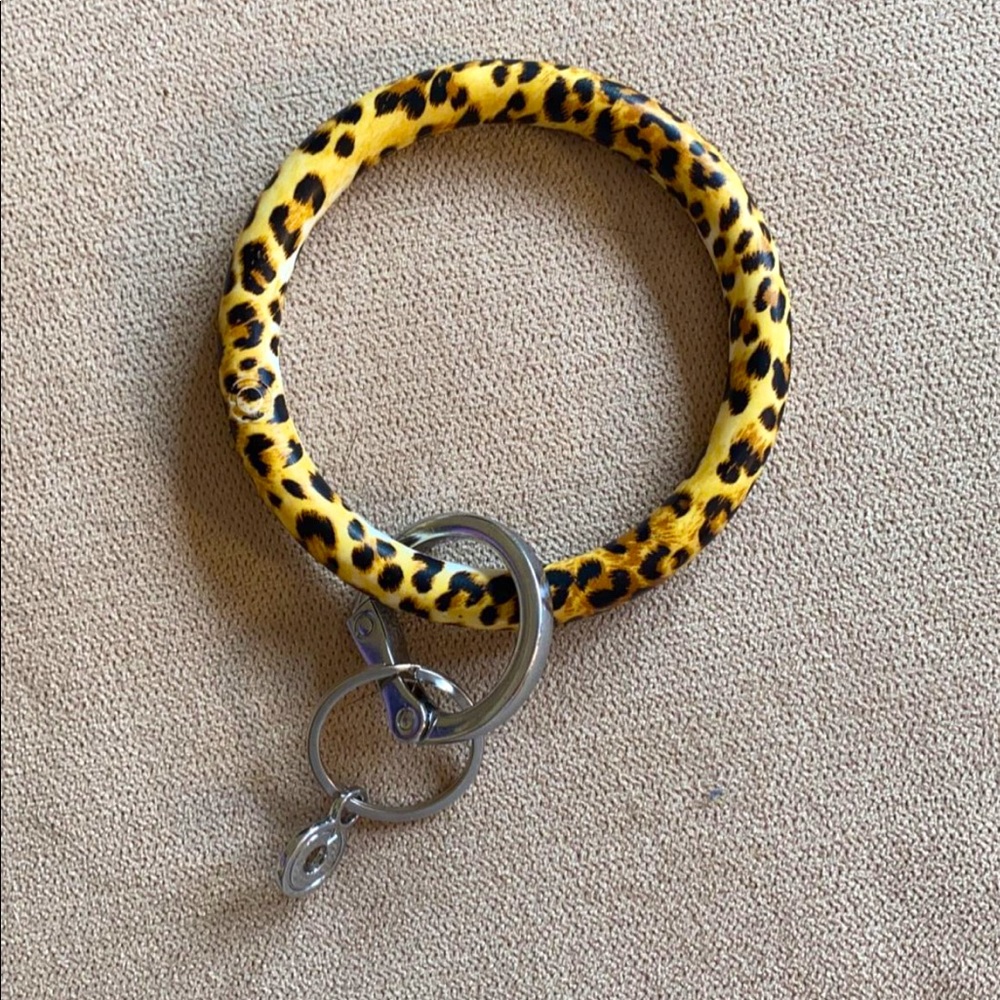 Leopard print ring keychain